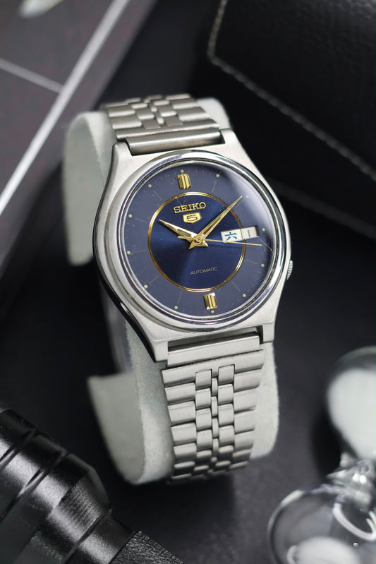 (JDM - Super Rare) 1984 Seiko 5 Blue Motif Dial with Japanese Kanji Datewheel - Automatic Vintage Watch (Pre Owned) - SE802