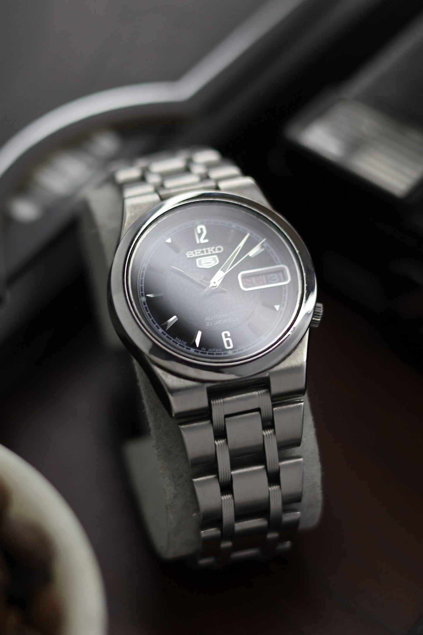 (Super Rare) Seiko 5 Black Carbon Fibre Texture Dial with Glass Back - Automatic Vintage Watch (Pre Owned) - A163