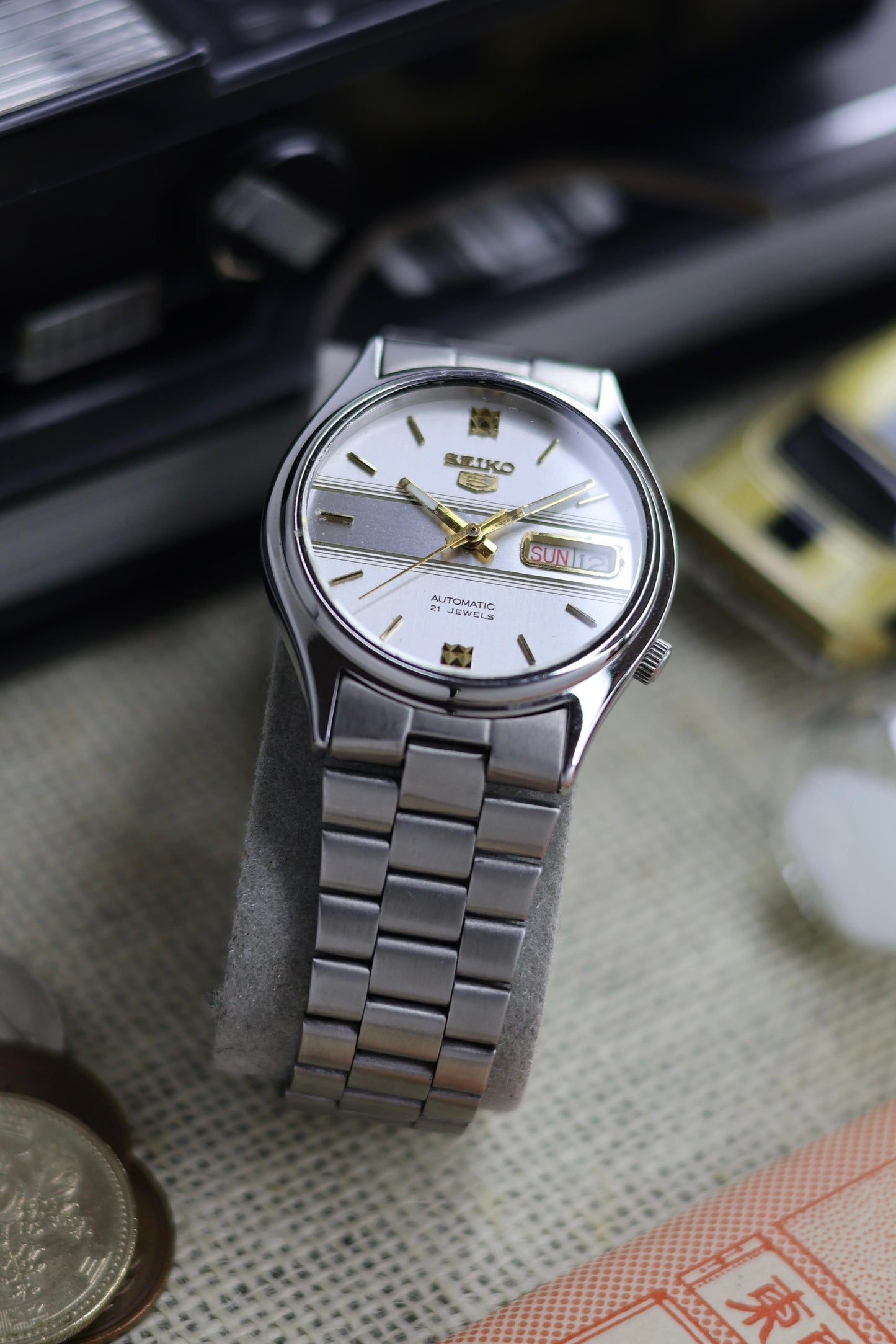 Seiko 5 SNXJ79 Silver Motif Dial with Glass Back - Automatic Vintage Watch (Pre Owned) - SE502
