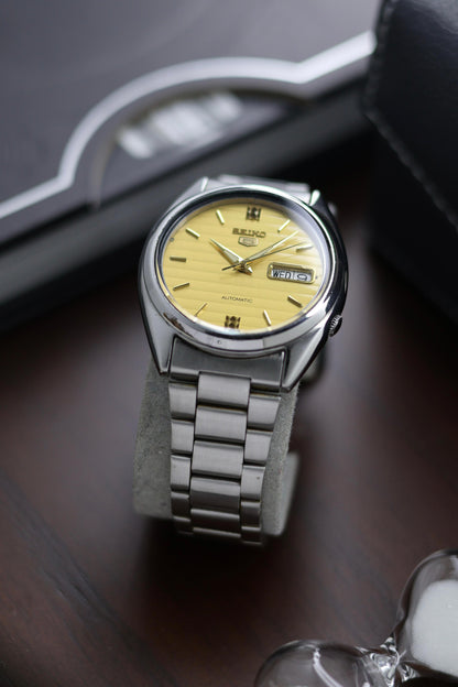 Seiko 5 Yellow Lined Dial with Glass Back - Automatic Vintage Watch (Pre Owned) - A301