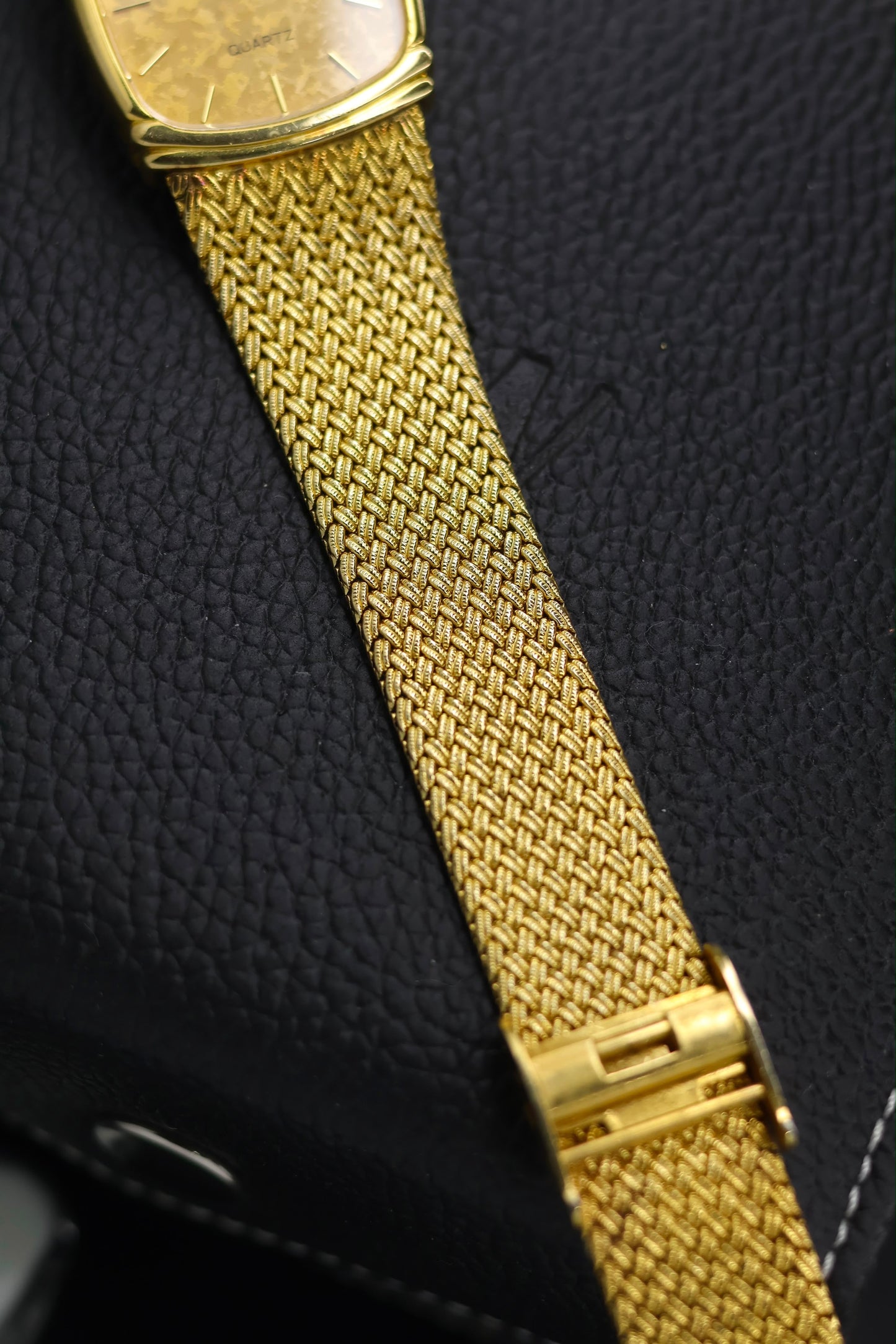 (Extremely Rare) ELGIN Swiss Camo Champagne Dial with Integrated Woven Milanese Bracelet - Swiss Vintage Watch (Pre Owned) - SE805
