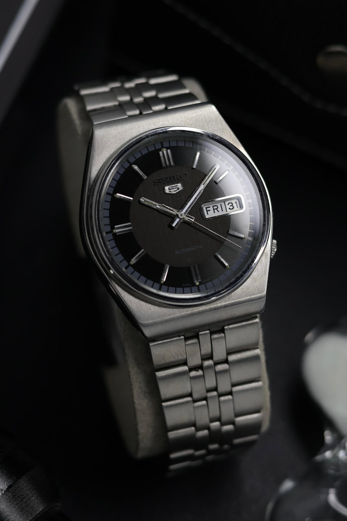 (Extremely Rare) 1982 Seiko 5 Black Sector Dial - Automatic Vintage Watch (Pre Owned) - SE598