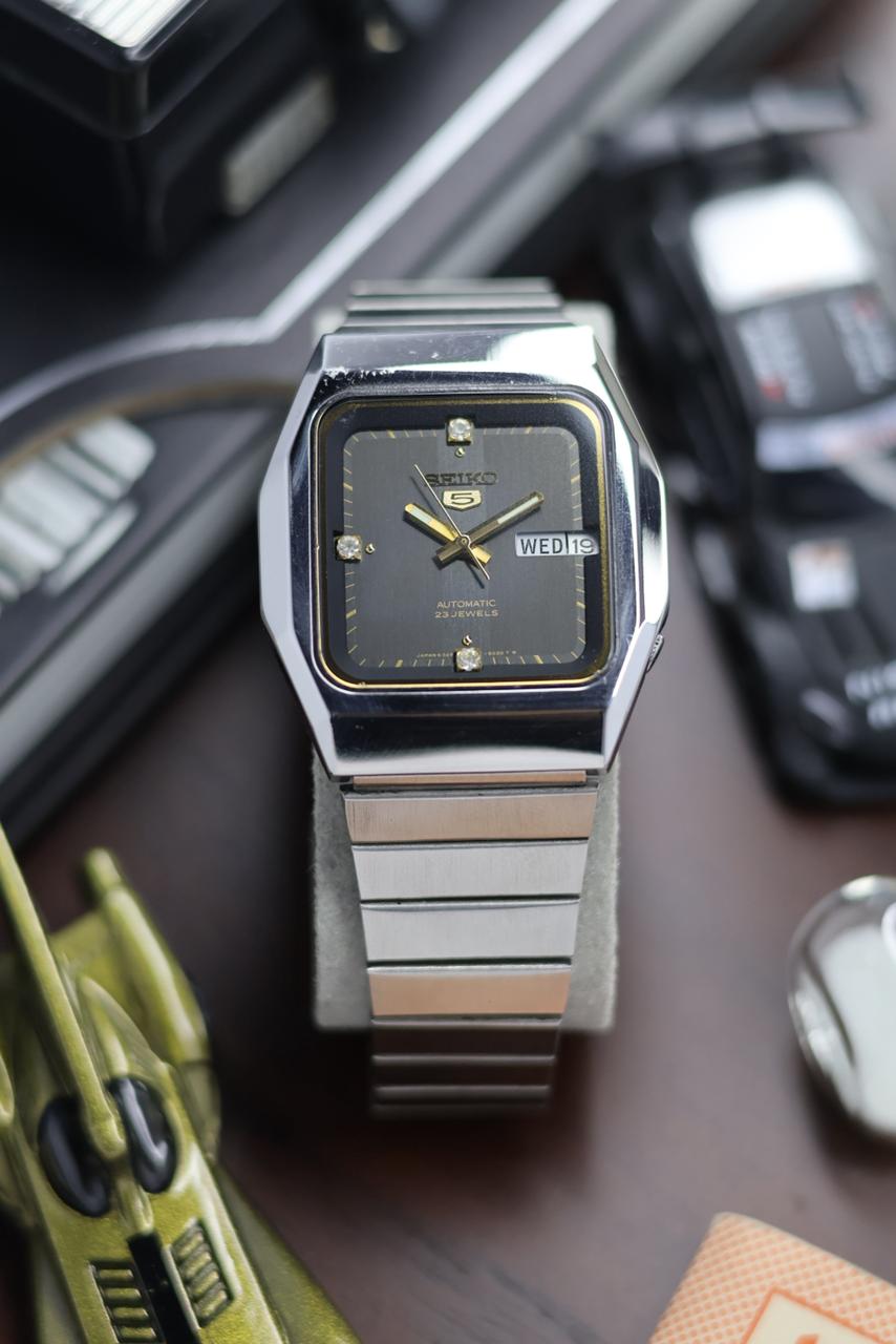 (Super Rare) 1983 Seiko 5 Black TV Dial - Automatic Vintage Watch (Pre Owned) - SE540