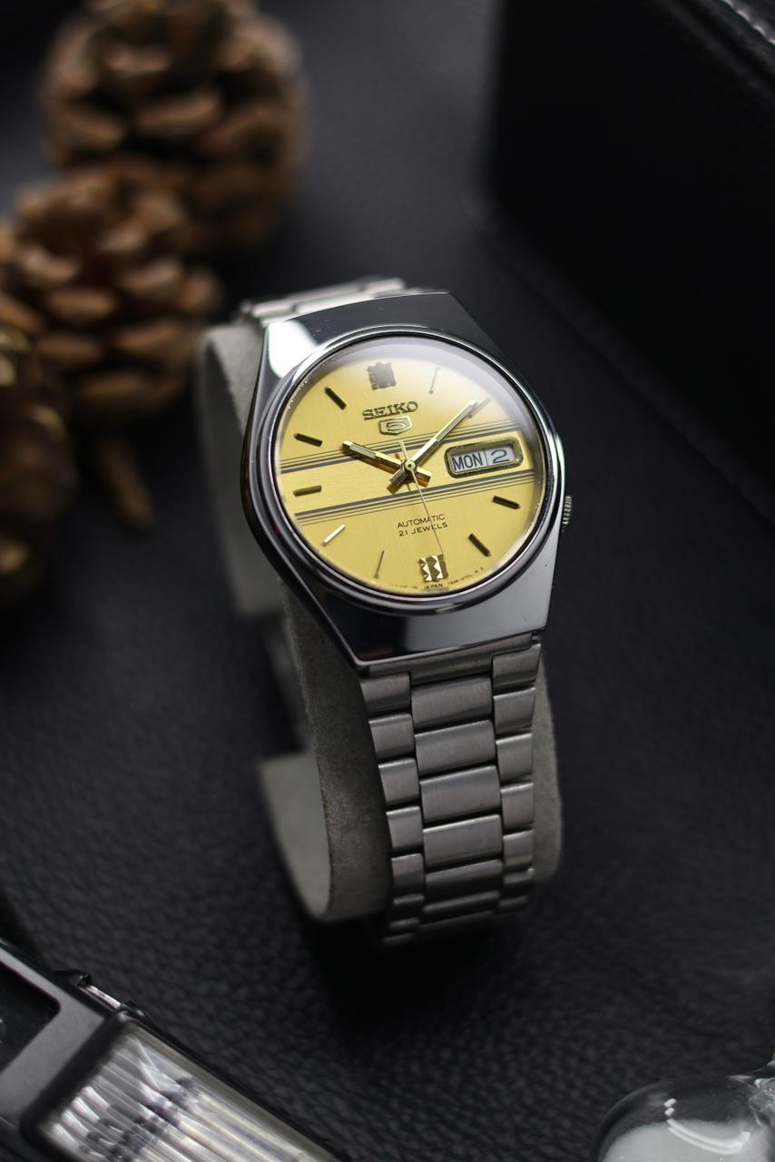 (Super Rare) Seiko 5 Yellow Motif Dial with Glass Back - Automatic Vintage Watch (Pre Owned) - SE621