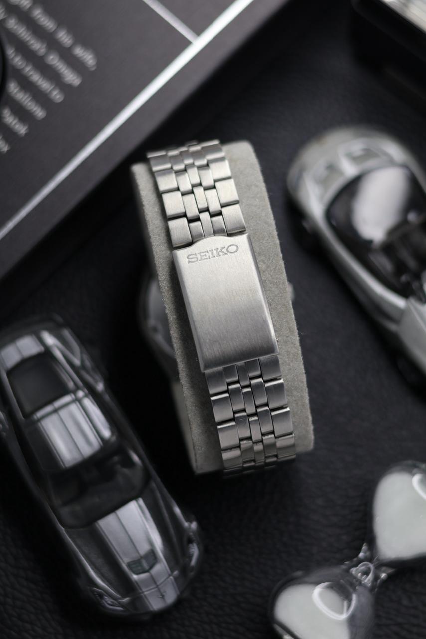 (Super Rare) 1983 Seiko 5 Black/Grey Textured Dial - Automatic Vintage Watch (Pre Owned) - SE518