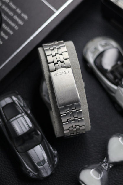 (Super Rare) 1983 Seiko 5 Black/Grey Textured Dial - Automatic Vintage Watch (Pre Owned) - SE518