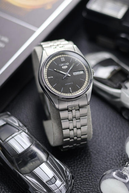 (Super Rare) 1983 Seiko 5 Black/Grey Textured Dial - Automatic Vintage Watch (Pre Owned) - SE518