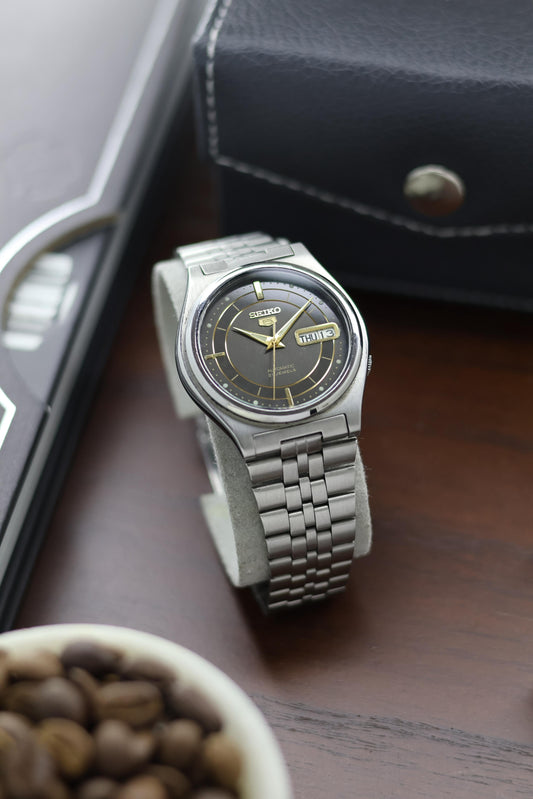 1996 Seiko 5 Dark Grey Motif Dial - Automatic Vintage Watch (Pre Owned) - A334