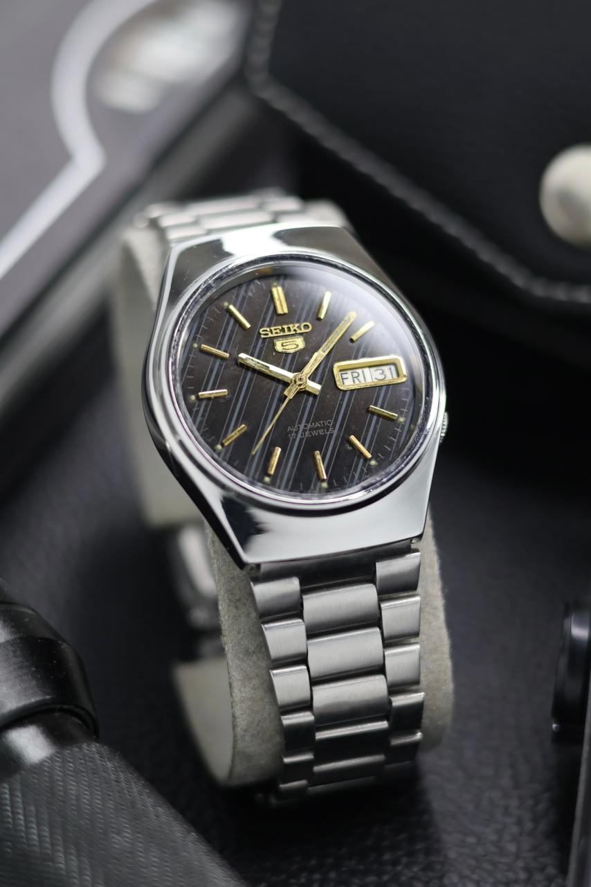 (Super Rare) 1981 Seiko 5 Black & Blue Motif Dial - Automatic Vintage Watch (Pre Owned) - SE631