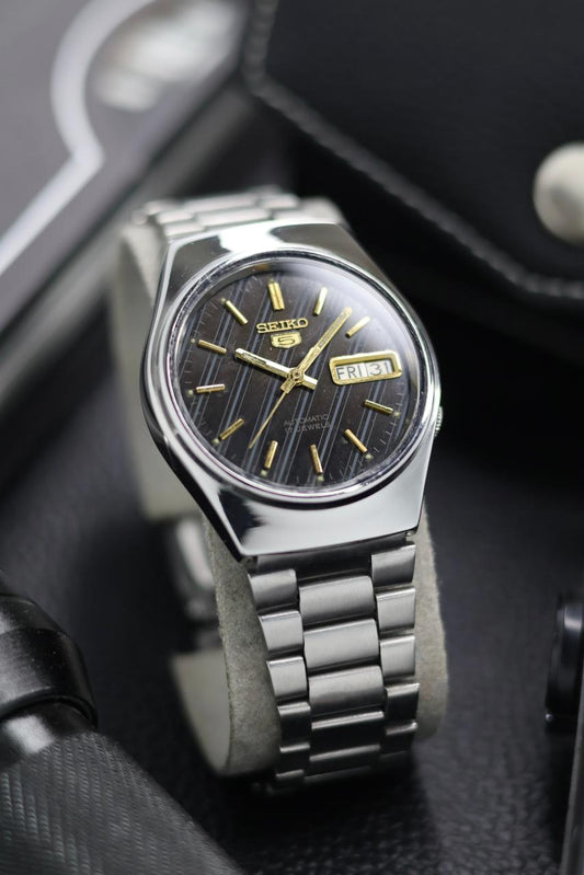 (Super Rare) 1981 Seiko 5 Black & Blue Motif Dial - Automatic Vintage Watch (Pre Owned) - SE631