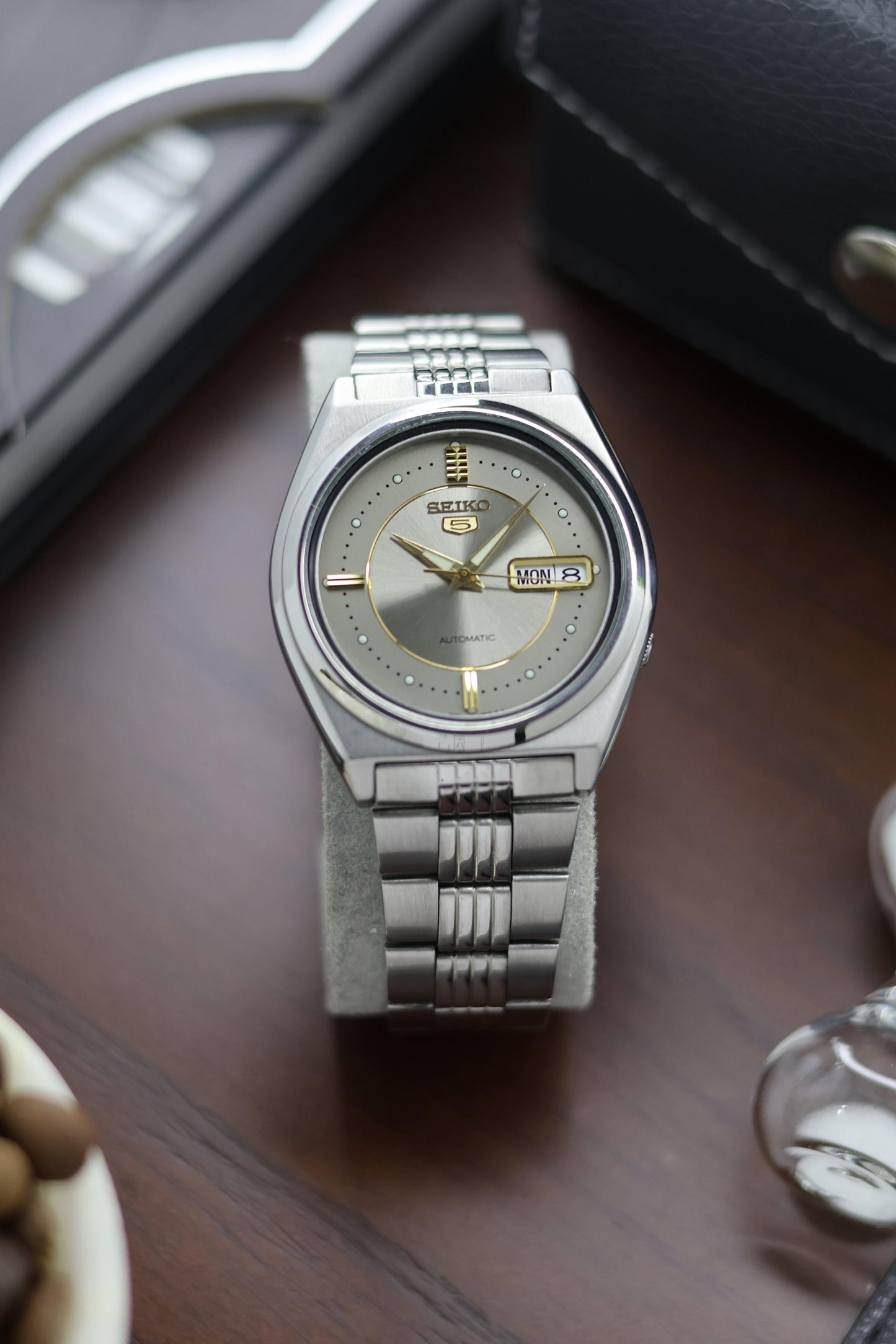 (Super Rare) Seiko 5 Silver Motif Dial with Glass Back - Automatic Vintage Watch (Pre Owned) - A266