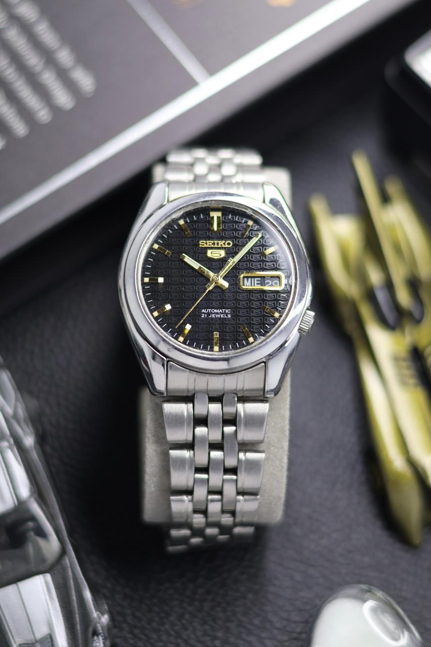 (Super Rare) Seiko 5 SNK Black Dial with Glass Back - Automatic Vintage Watch (Pre Owned) - SE526