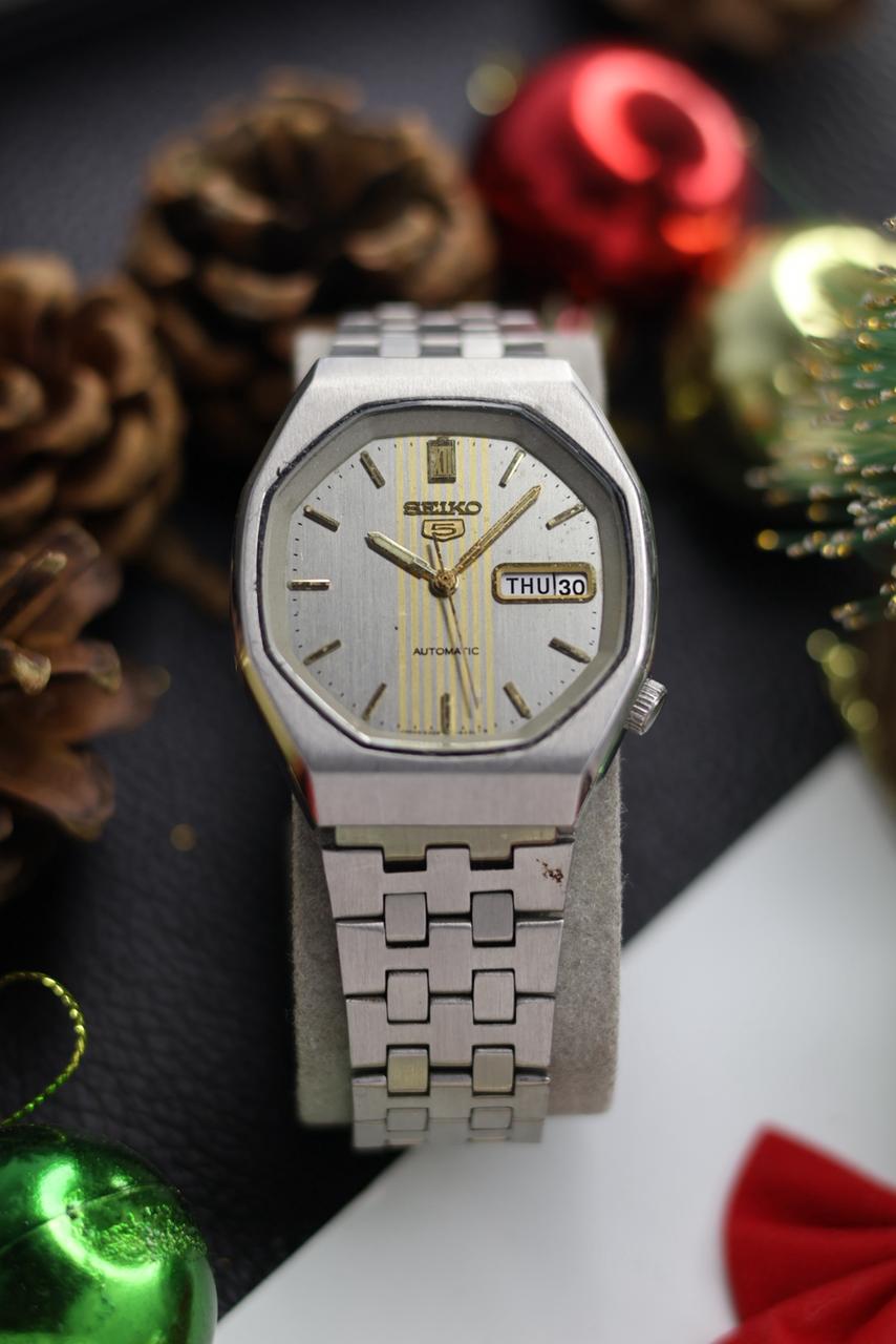 (Super Rare) 1981 Seiko 5 Silver Hex Dial - Automatic Vintage Watch (Pre Owned) - SE522