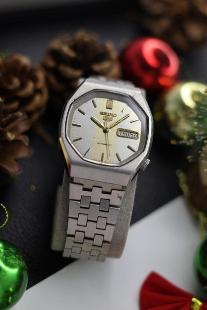 (Super Rare) 1981 Seiko 5 Silver Hex Dial - Automatic Vintage Watch (Pre Owned) - SE522