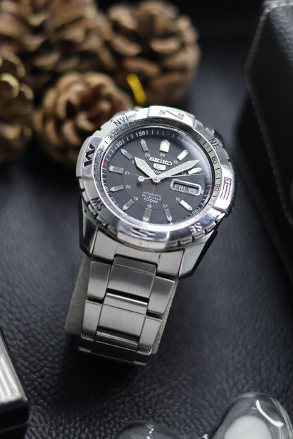 (Super Rare) Seiko 5 SPORTS 44mm 100M WR Black Dial with Glass Back & Rotating Compass Bezel - Automatic Vintage Watch (Pre Owned) - SE647