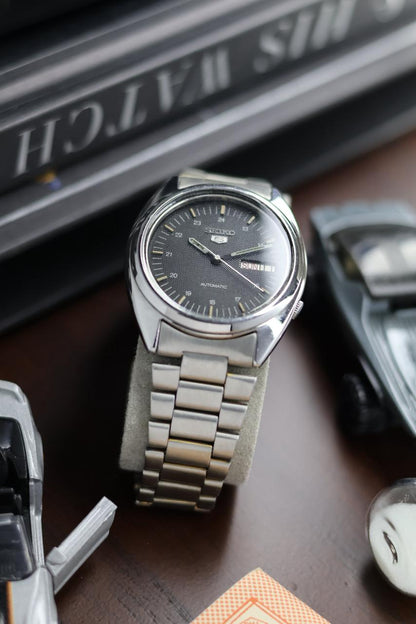 Seiko 5 Black Textured Dial - Automatic Vintage Watch (Pre Owned) - SE511