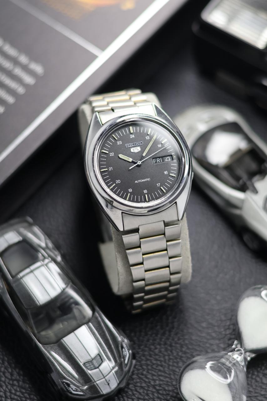 (Super Rare) 1983 Seiko 5 Black Textured Dial - Automatic Vintage Watch (Pre Owned) - SE512