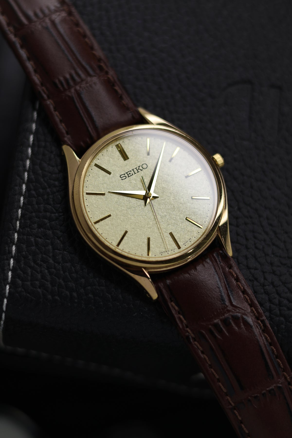 (JDM - Extremely Rare) Seiko Quartz Champagne Kira-Zuri Snowflake Dial - Quartz Vintage Watch (Pre Owned) - SE494