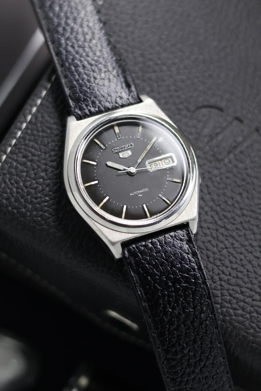 (Super Rare) 1983 Seiko 5 Black Dial - Automatic Vintage Watch (Pre Owned) - SE670