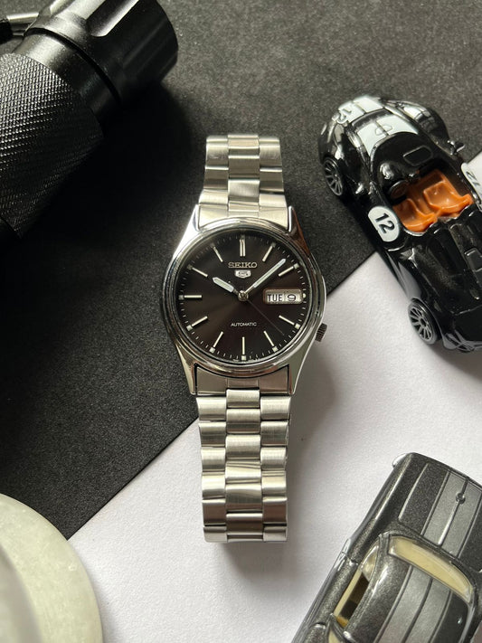 1995 Seiko 5 Black Sunray Dial (Pre Owned)