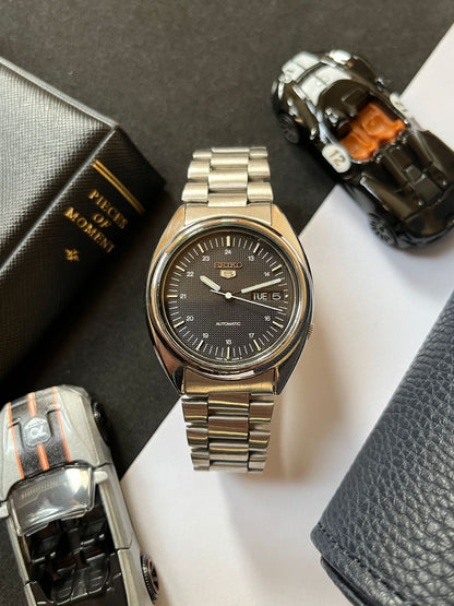 Seiko 5 Black Textured Dial (Pre Owned)