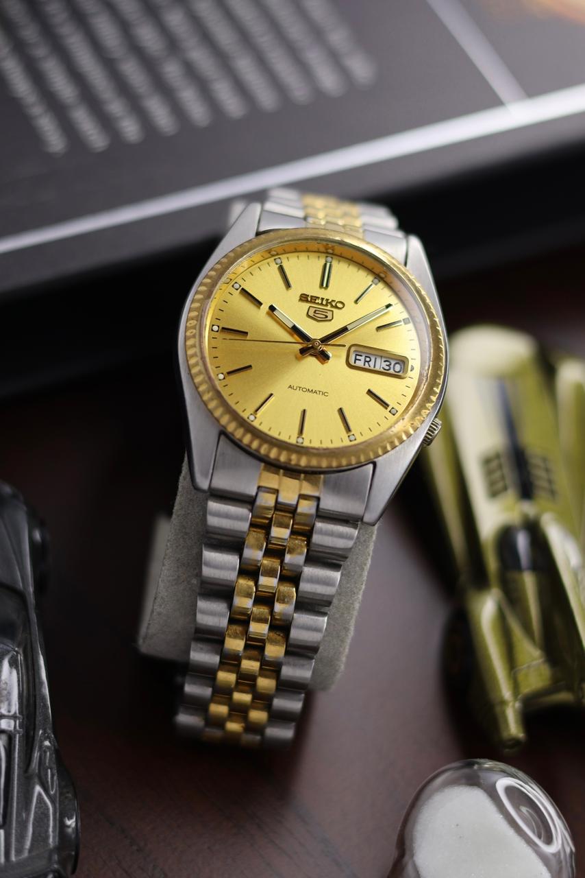 (Super Rare) Seiko 5 SNXJ92 Gold Dial with Fluted Bezel, Two Tone Jubilee Bracelet & Glass Back - Automatic Vintage Watch (Pre Owned) - SE421