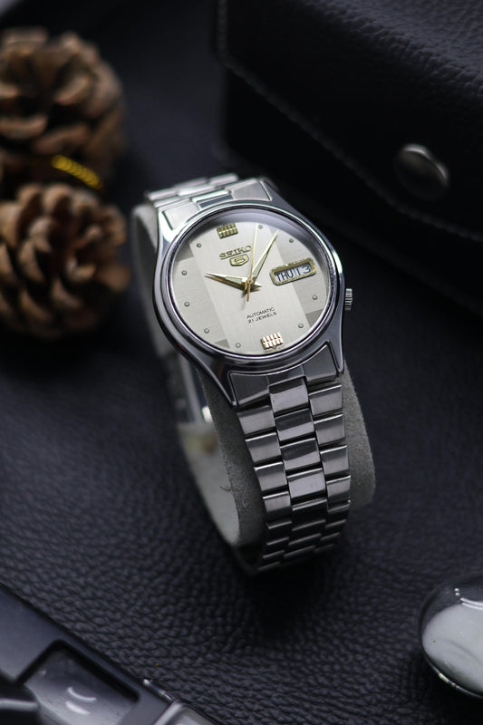 (Super Rare) 1997 Seiko 5 Silver Motif Dial - Automatic Vintage Watch (Pre Owned) - SE508