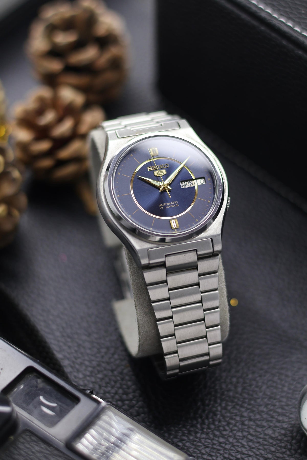 1981 Seiko 5 Dark Blue Motif Dial - Automatic Vintage Watch (Pre Owned) - SE568