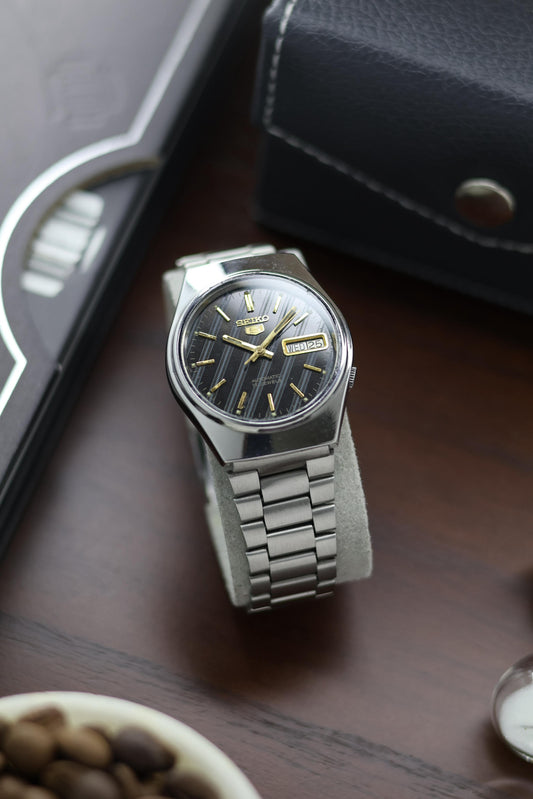 1982 Seiko 5 Black Motif Dial - Automatic Vintage Watch (Pre Owned) - A381