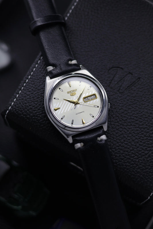 (Super Rare) 1985 Seiko 5 Silver Motif Dial - Automatic Vintage Watch (Pre Owned) - SE679