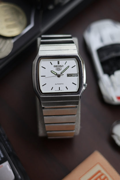 (Super Rare) 1982 Seiko 5 White TV Dial - Automatic Vintage Watch (Pre Owned) - SE528