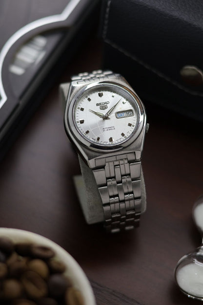 (Super Rare) Seiko 5 Silver Globe Dial with Glass Back - Automatic Vintage Watch (Pre Owned) - SE316