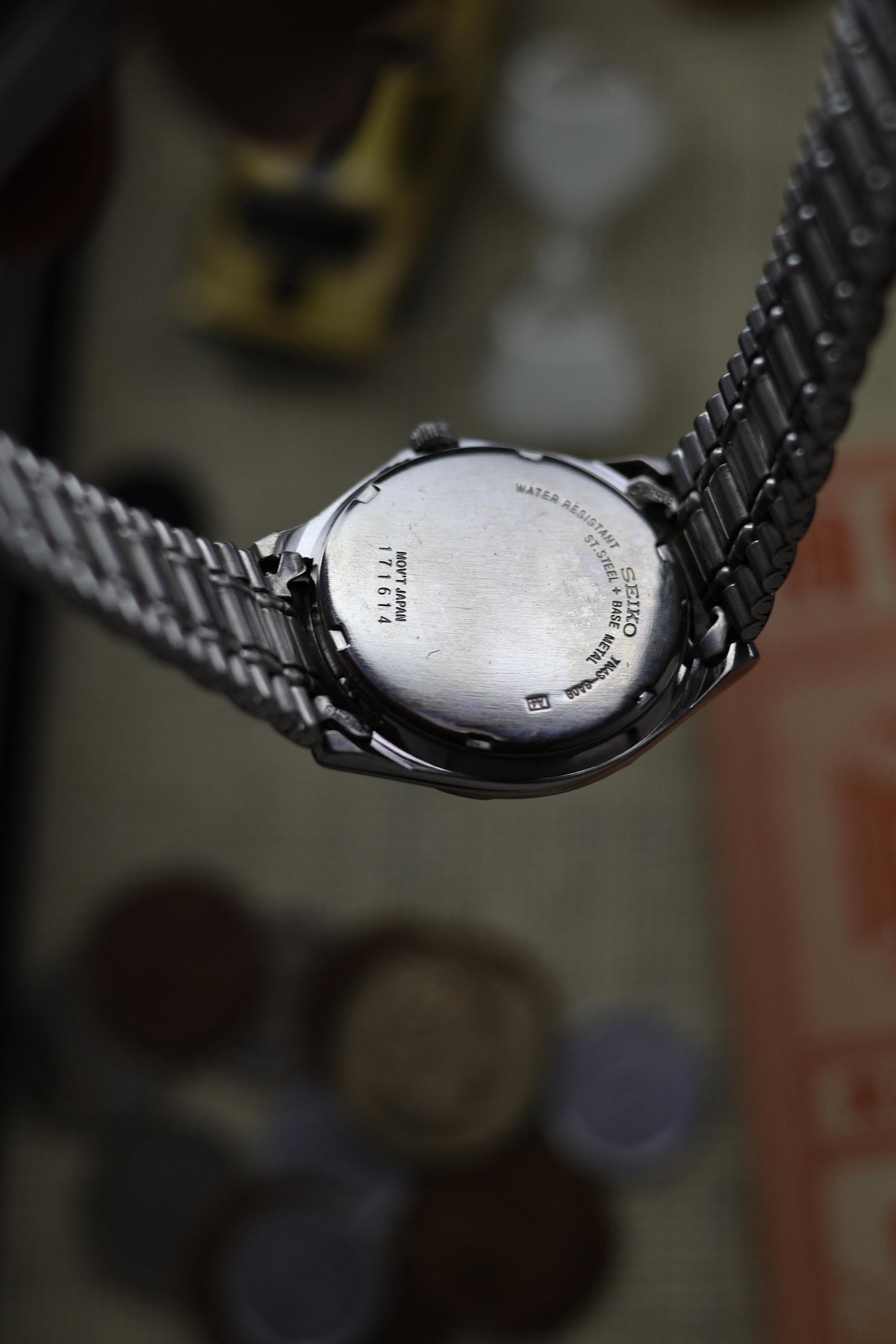 (Super Rare) 2001 Seiko Quartz Grey Sunray Dial - Vintage Watch (Pre Owned) - SE498