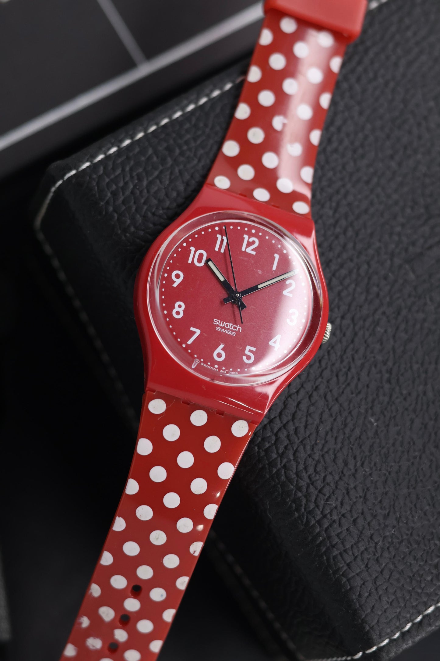(Super Rare) Swatch Red Dial - Swiss Vintage Watch (Pre Owned) - SE740