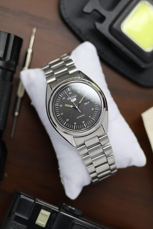 1988 Seiko 5 Patterned Black Dial (Pre Owned)