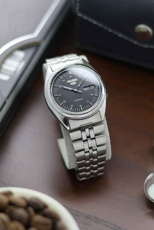 (Super Rare) 1985 Seiko 5 Black Textured Dial - Automatic Vintage Watch (Pre Owned) - A401