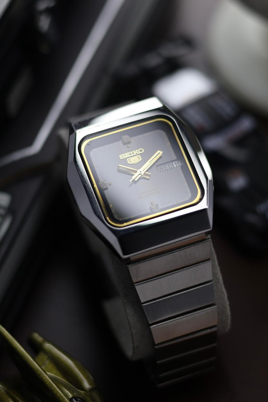 (Super Rare) 1983 Seiko 5 Black TV Dial - Automatic Vintage Watch (Pre Owned) - SE540