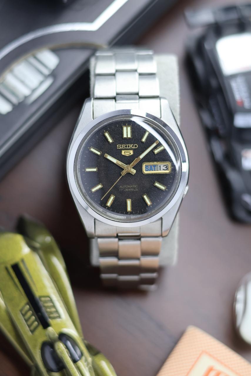 (Super Rare) 1987 Seiko 5 Black Waffle Dial - Automatic Vintage Watch (Pre Owned) - SE537