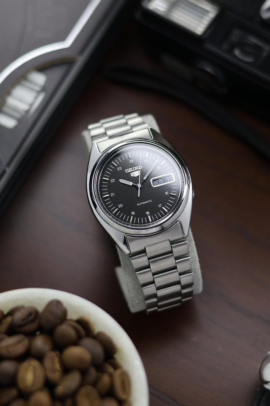 1999 Seiko 5 Black Textured Dial - Automatic Vintage Watch (Pre Owned) - A238