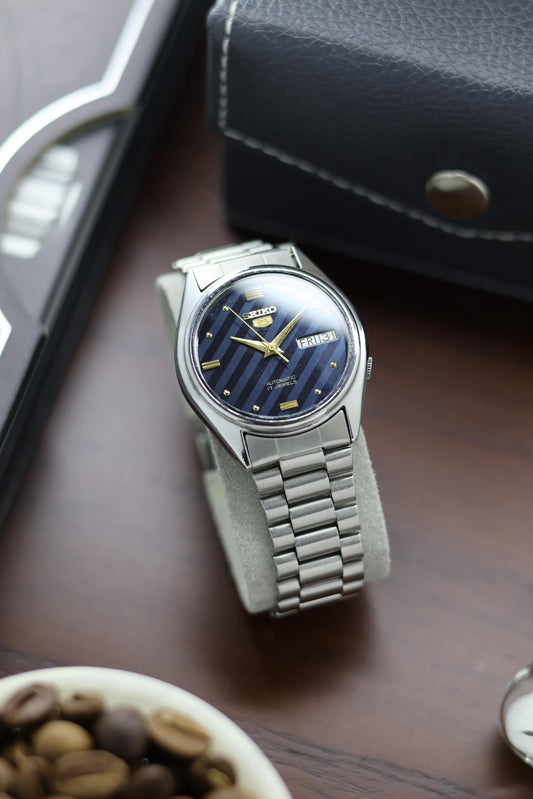 (Super Rare) 1982 Seiko 5 Blue Motif Dial - Automatic Vintage Watch (Pre Owned) - SE462