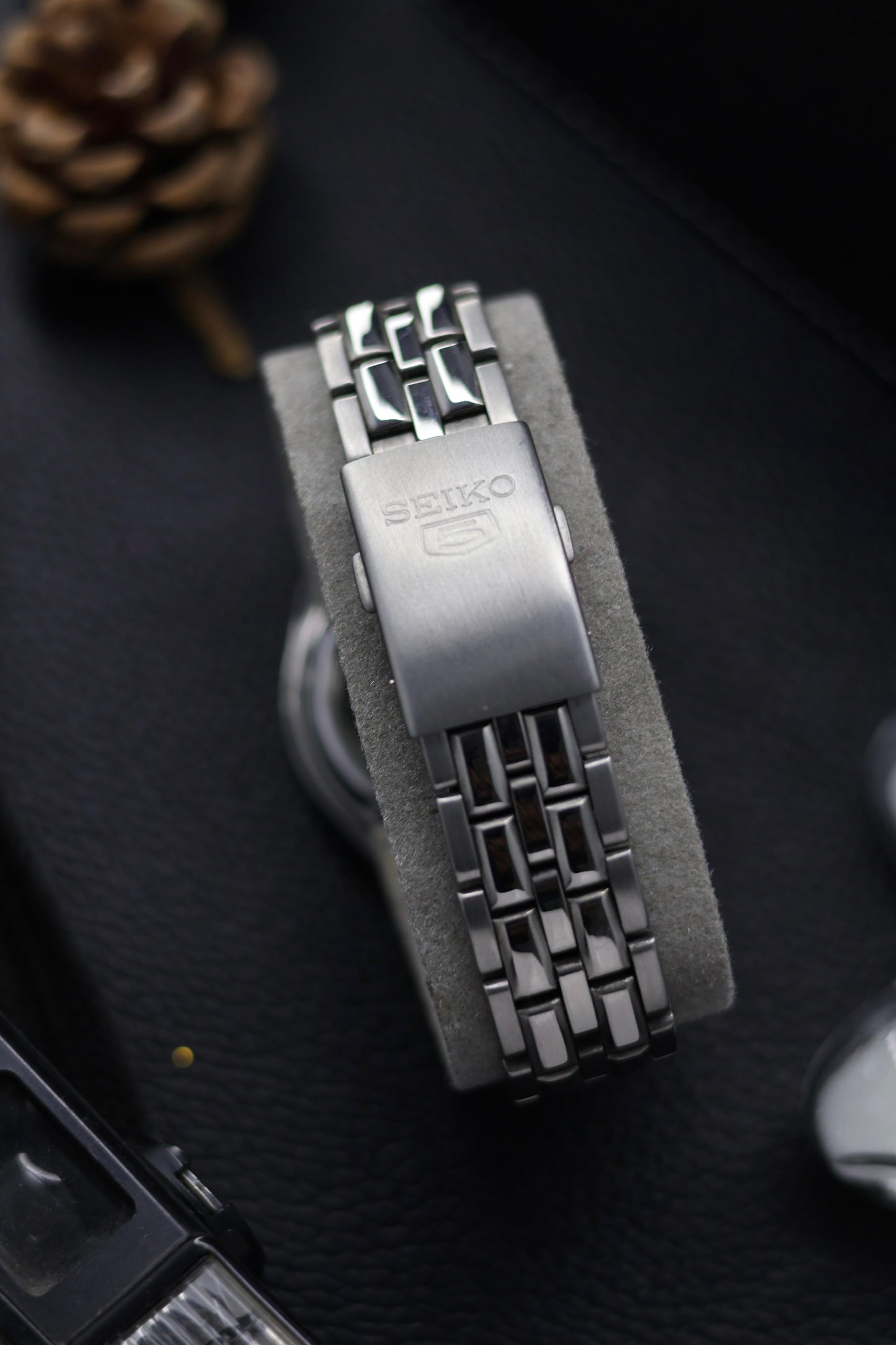 (Super Rare) Seiko 5 Black Roman Dial with Glass Back - Automatic Vintage Watch (Pre Owned) - SE650