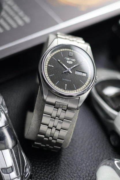 (Super Rare) 1983 Seiko 5 Black/Grey Textured Dial - Automatic Vintage Watch (Pre Owned) - SE518