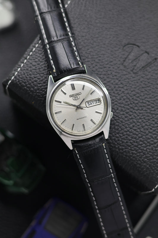 (Super Rare) 1980 Seiko 5 Silver Sunray Dial - Automatic Vintage Watch (Pre Owned) - SE502