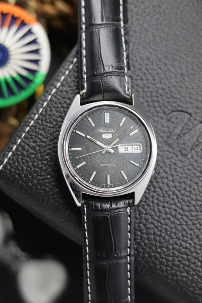 (Super Rare) 1983 Seiko 5 Black Patina Dial - Automatic Vintage Watch (Pre Owned) - SE627