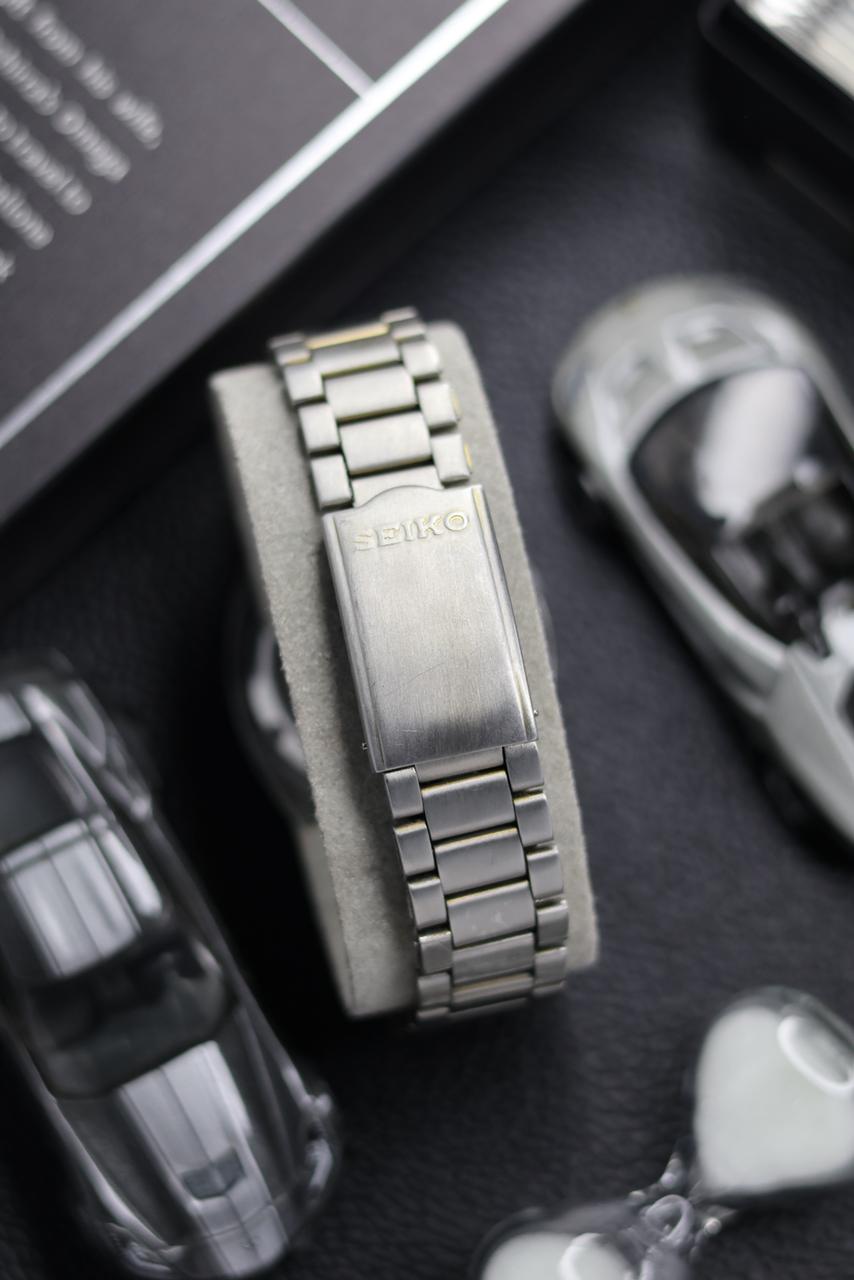 (Super Rare) 1983 Seiko 5 Black Textured Dial - Automatic Vintage Watch (Pre Owned) - SE512