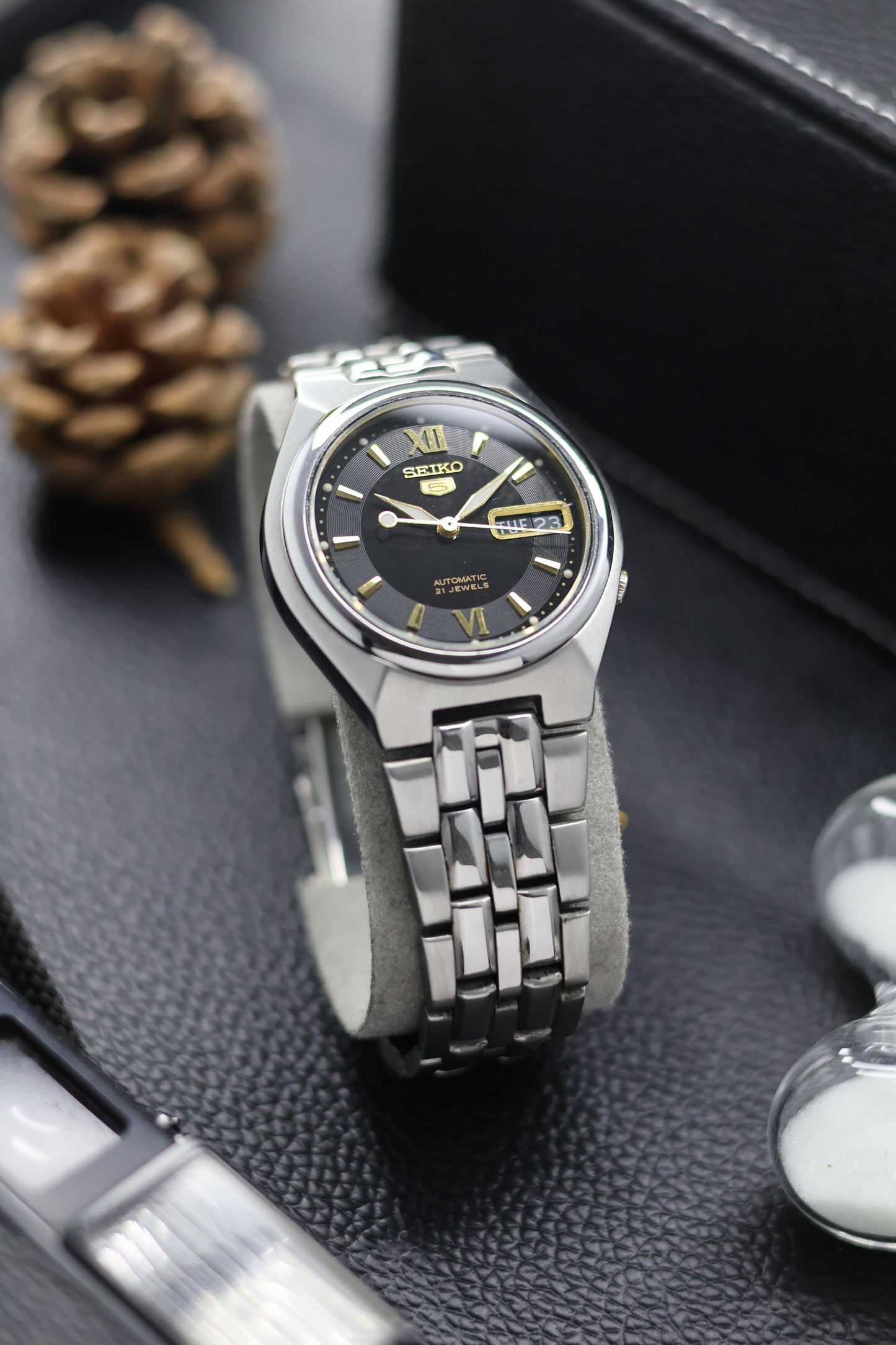 (Super Rare) Seiko 5 Black Roman Dial with Glass Back - Automatic Vintage Watch (Pre Owned) - SE650