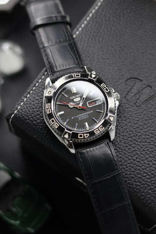 (Super Rare) Seiko 5 Sports Diver 100M Black Guilloche Dial with Glass Back and Rotating Bezel - Automatic Vintage Watch (Pre Owned) - SE572