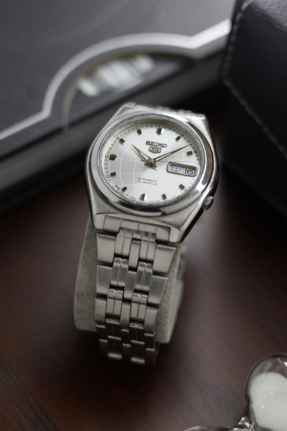 (Super Rare) Seiko 5 Silver Globe Dial with Glass Back - Automatic Vintage Watch (Pre Owned) - SE316