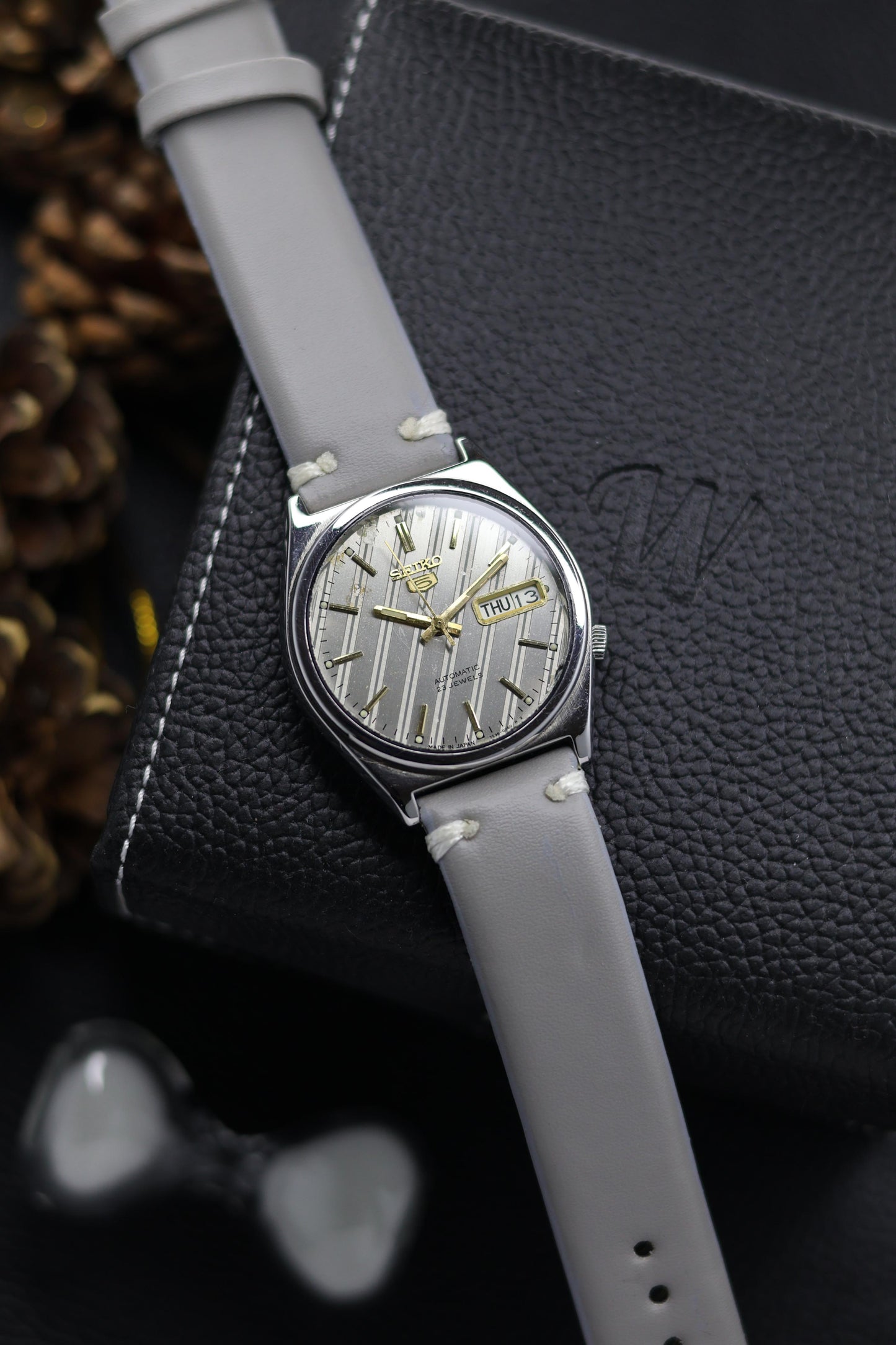 1997 Seiko 5 Silver Motif Dial - Automatic Vintage Watch (Pre Owned) - SE639