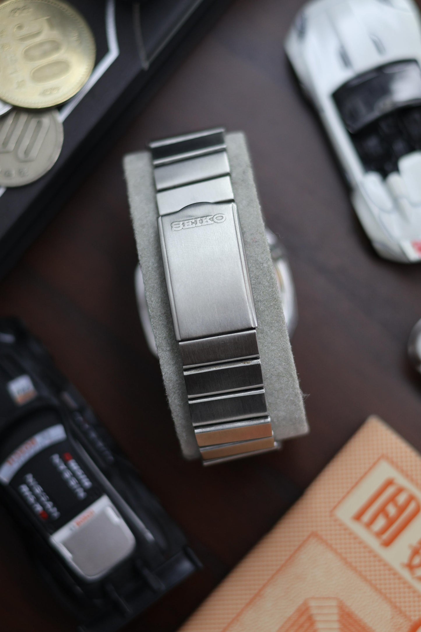 (Super Rare) 1982 Seiko 5 White TV Dial - Automatic Vintage Watch (Pre Owned) - SE528